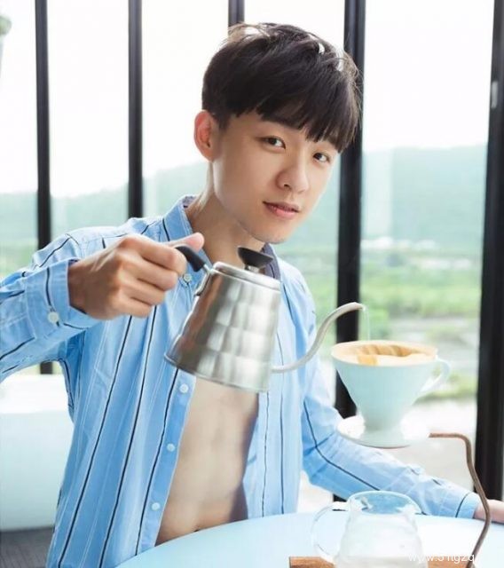 看点∣童颜巨肌游泳私教月兑光拍大耻度写真 你想养个天菜级的小狼狗吗？ - 51虹马