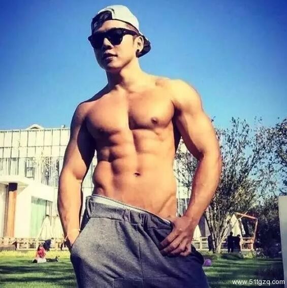 GOGOBOY更衣室被摸裆，大捷豹基友原来这么会玩 - 51虹马