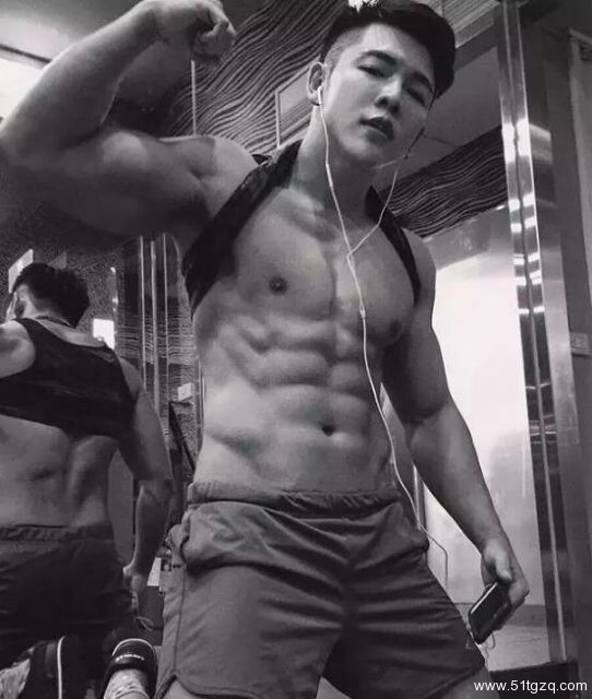 GOGOBOY更衣室被摸裆，大捷豹基友原来这么会玩 - 51虹马