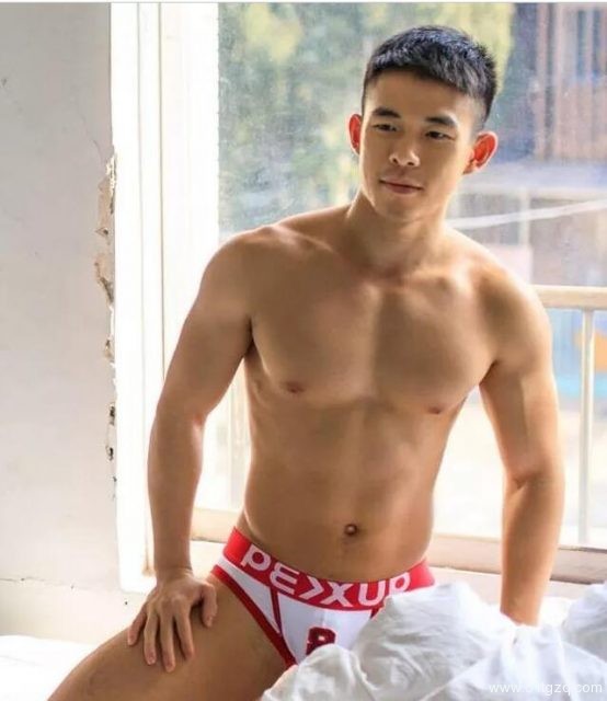 这名台大肌肉救生员成了内裤模特拍了床上写真 - 51虹马