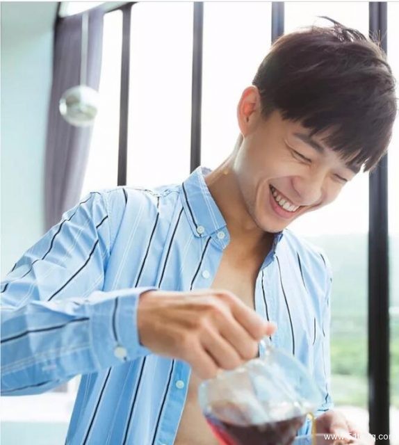 看点∣童颜巨肌游泳私教月兑光拍大耻度写真 你想养个天菜级的小狼狗吗？ - 51虹马