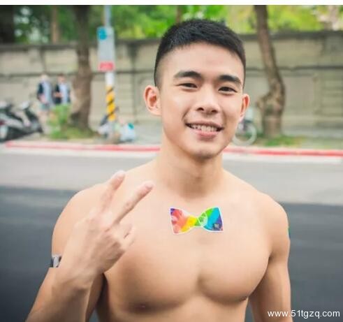 这名台大肌肉救生员成了内裤模特拍了床上写真 - 51虹马