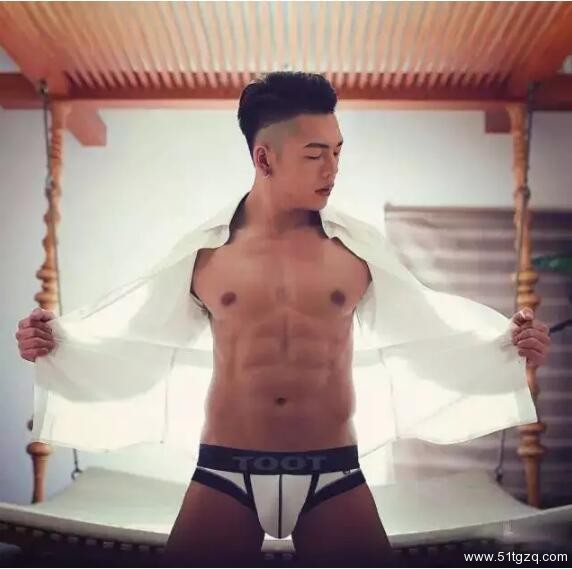 GOGOBOY更衣室被摸裆，大捷豹基友原来这么会玩 - 51虹马