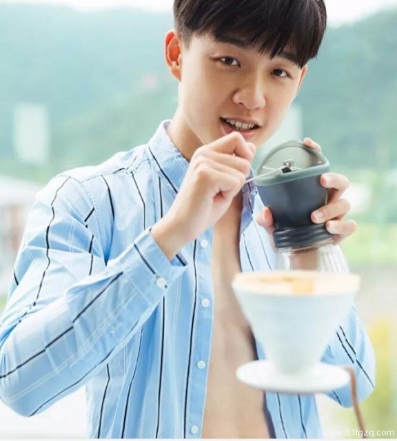 看点∣童颜巨肌游泳私教月兑光拍大耻度写真 你想养个天菜级的小狼狗吗？ - 51虹马