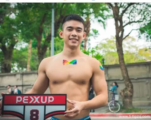 这名台大肌肉救生员成了内裤模特拍了床上写真 - 51虹马