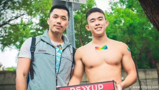 这名台大肌肉救生员成了内裤模特拍了床上写真 - 51虹马