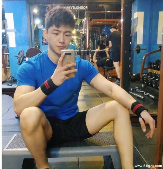 童颜巨肌小哥拉开拉链后，网友们都惊呆了！ - 51虹马