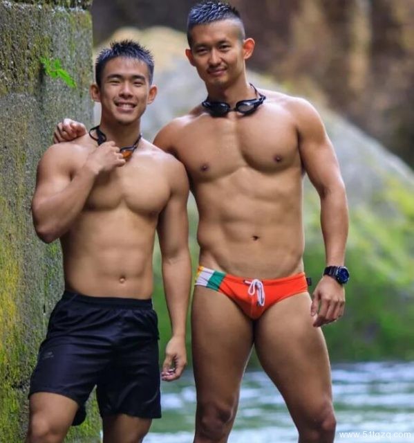 这名台大肌肉救生员成了内裤模特拍了床上写真 - 51虹马