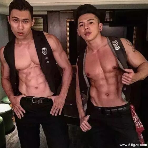 GOGOBOY更衣室被摸裆，大捷豹基友原来这么会玩 - 51虹马