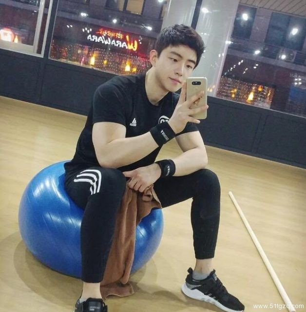 童颜巨肌小哥拉开拉链后，网友们都惊呆了！ - 51虹马