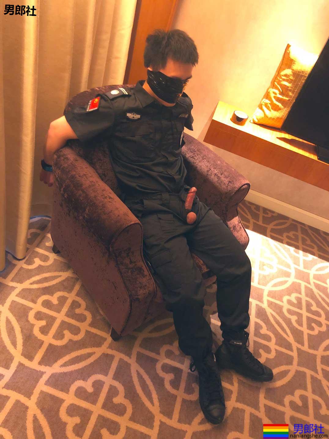 被捆绑的武警，意外勃起-男郎社