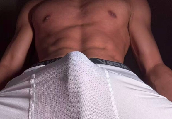 《爱暴露的展博》-男郎社